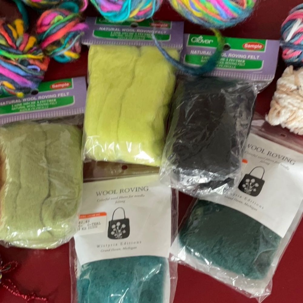 Bundle of Yarn and Wool Roving - Picture 6 of 7